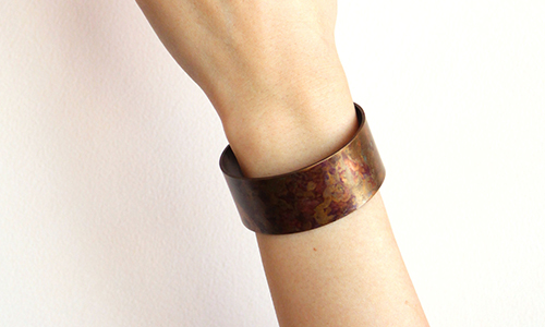 真鍮着色のアクセサリー「irise_bangle」 | アトムCSタワー